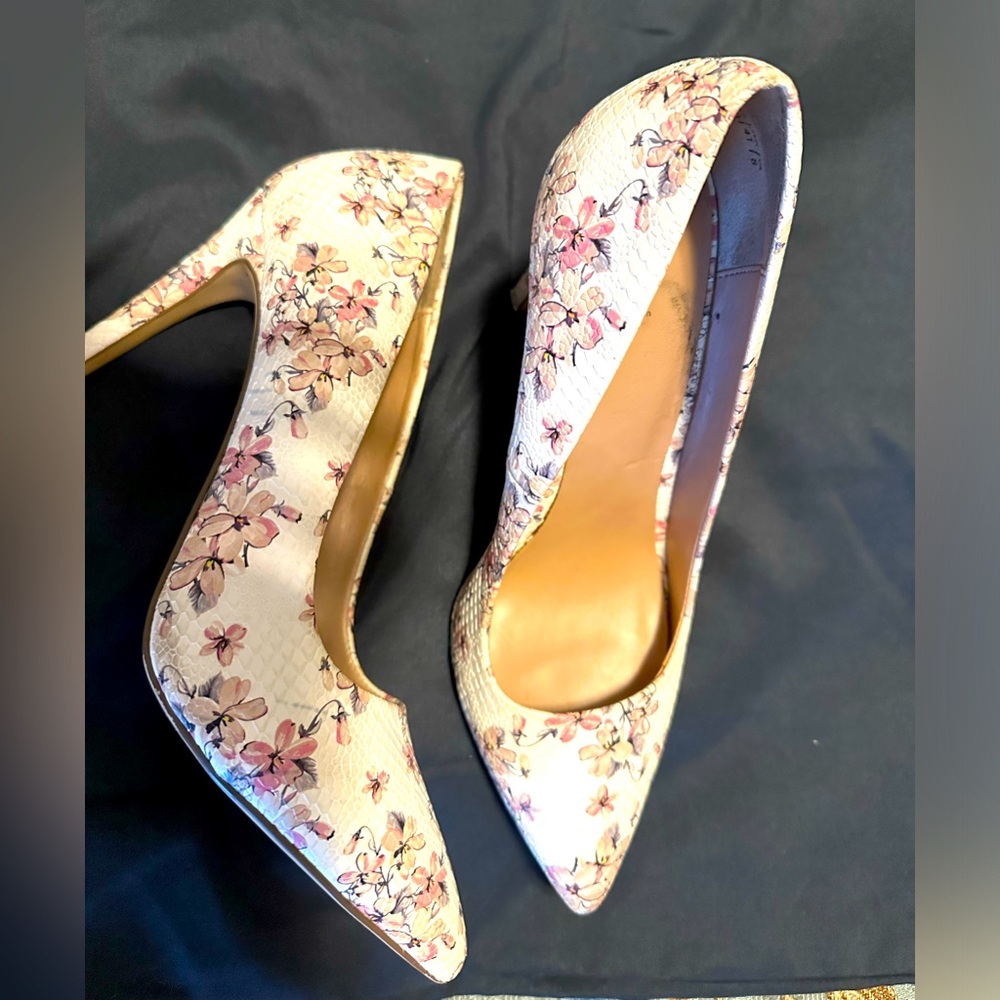 Call It Spring Womens 8.5 VEGAN Faux Pebbled Leather Floral Pointed Toe Heels